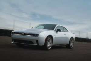 El Dodge Charger Daytona EV muestra sus nuevos colores