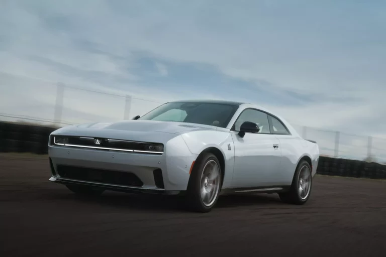 El Dodge Charger Daytona EV muestra sus nuevos colores