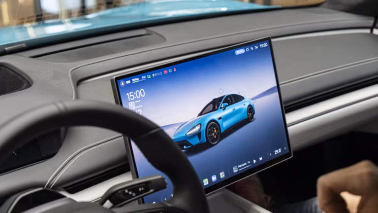 Los fabricantes chinos de vehículos eléctricos apuestan por la IA y la autonomía para desairar a Tesla