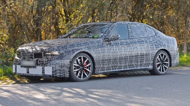 El sedán BMW Serie 3 de próxima generación espiado con el estilo deportivo Neue Klasse