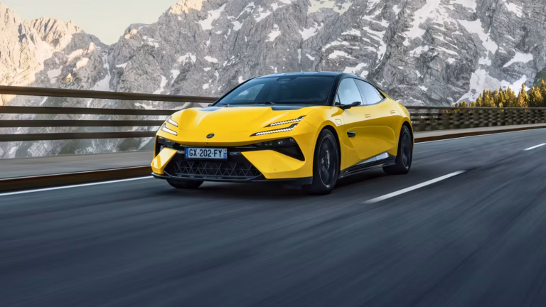 Lotus lanzará híbridos de autonomía extendida en 2026 tras abandonar su objetivo de fabricar exclusivamente vehículos eléctricos
