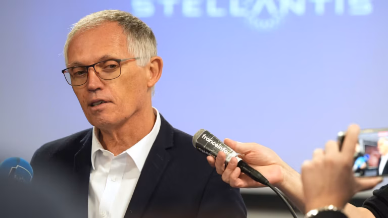 CEO de Stellantis dice que se adaptarán al mercado estadounidense bajo el mandato de Trump