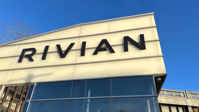 Tesla dice que está resolviendo la demanda por robo de tecnología contra Rivian