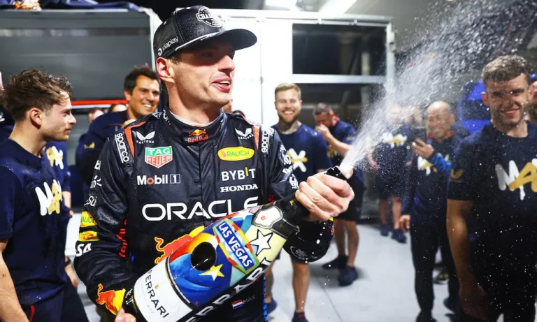 George Russell dice que «es hora que alguien le dé una pelea real a Verstappen»