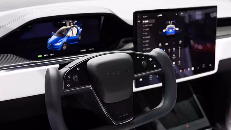 NHTSA expresa preocupación por publicaciones en redes sociales sobre conducción autónoma total de Tesla