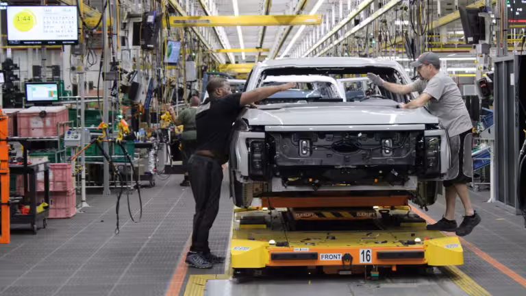 Ford paralizará la planta de vehículos eléctricos F-150 Lightning a mediados de noviembre por el resto del año