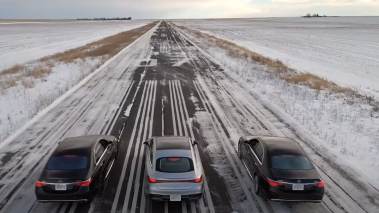 Un concesionario de Mercedes-Benz compró una pista en un aeropuerto canadiense para realizar vídeos de YouTube