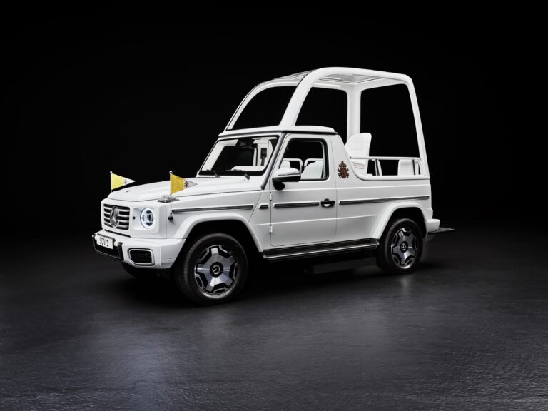 El Papa Francisco recibe el primer “Papamóvil” eléctrico de Mercedes-Benz