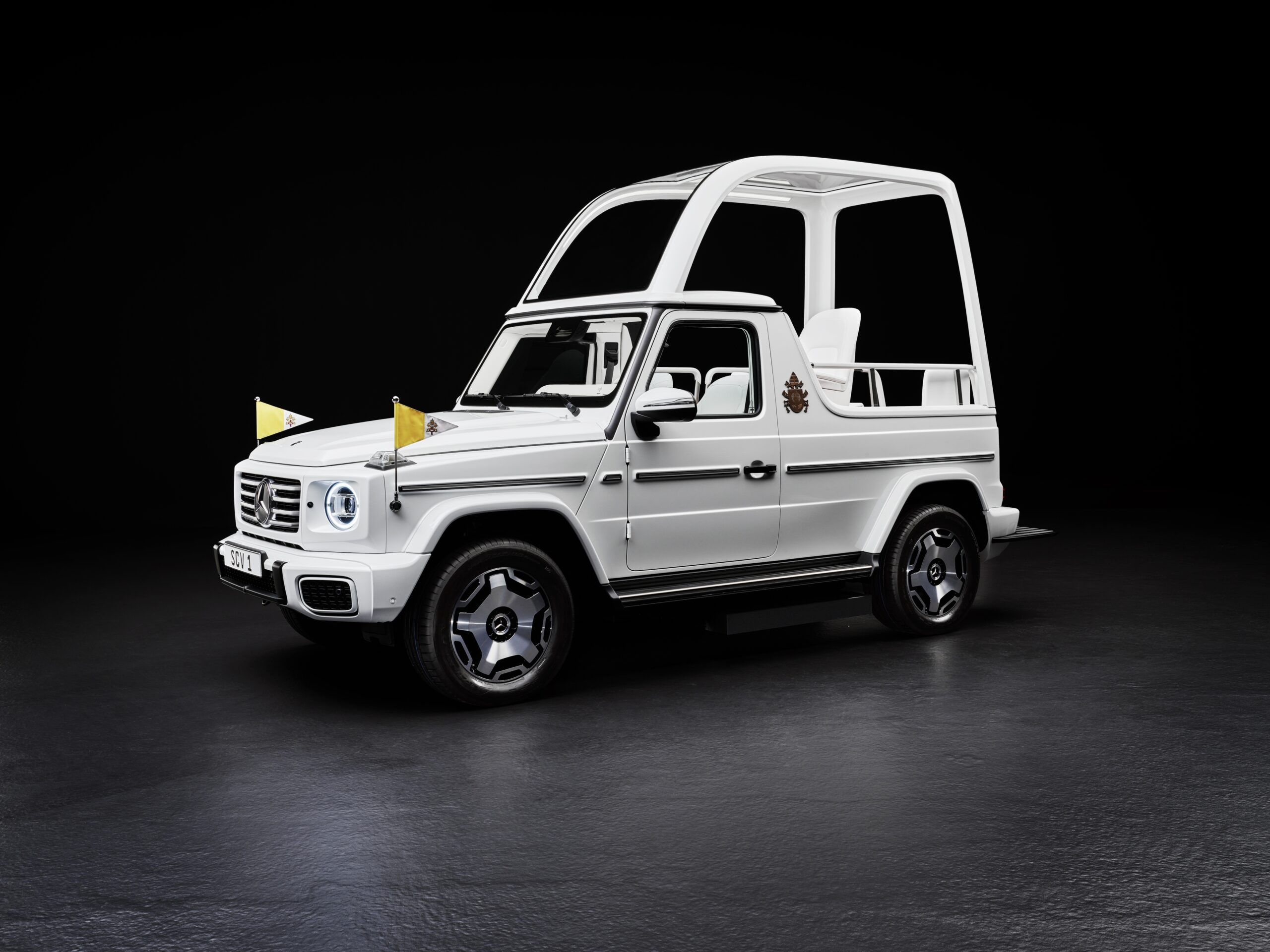 El Papa Francisco recibe el primer “Papamóvil” eléctrico de Mercedes-Benz