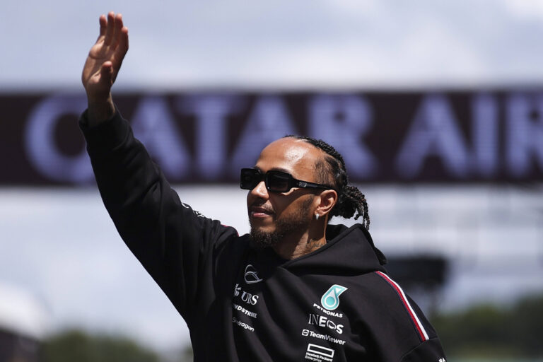 Lewis Hamilton da la ‘ÚLTIMA vuelta con el Mercedes’ en una emotiva despedida