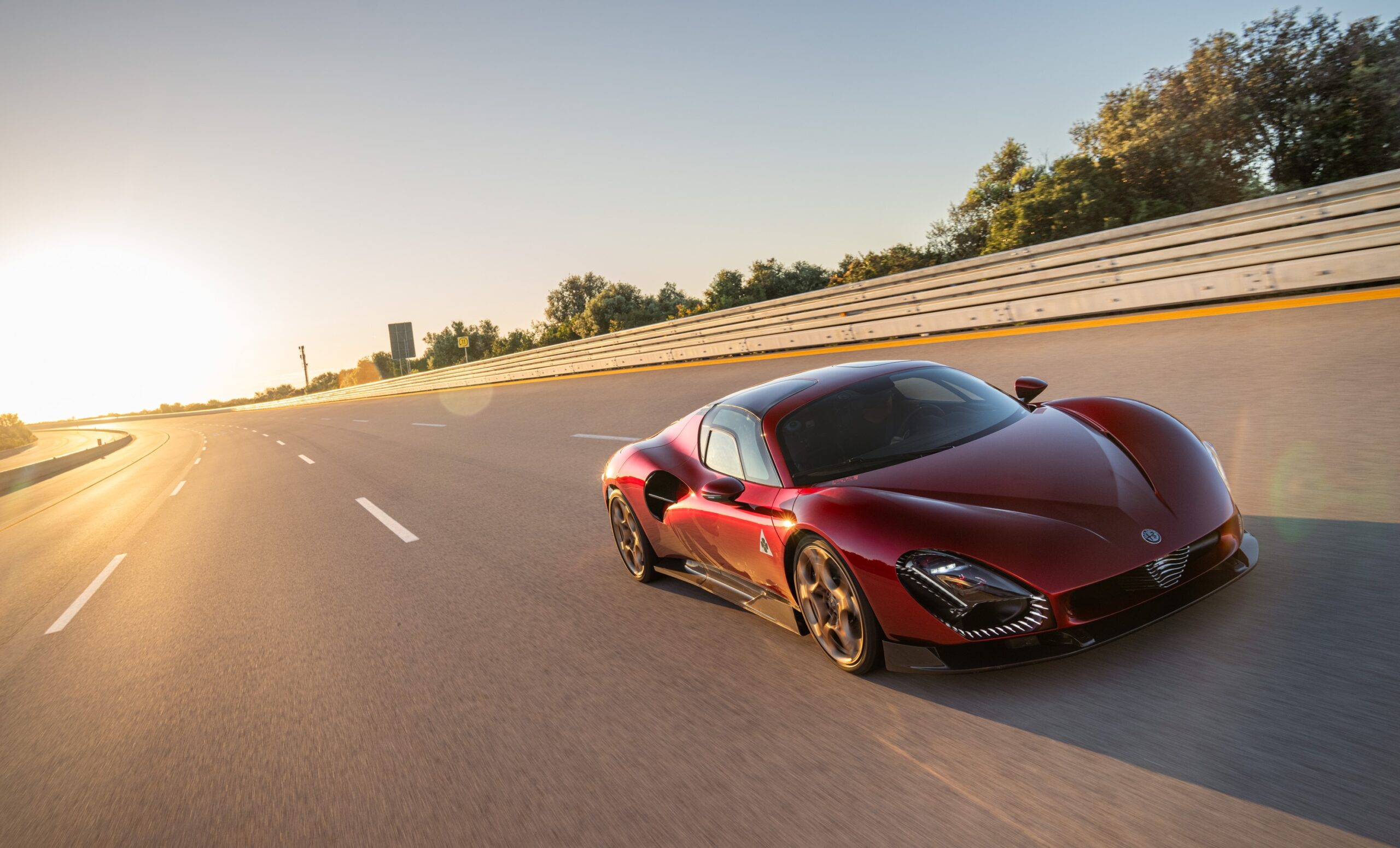 Valtteri Bottas, miembro del exclusivo ‘Club 33’, prueba los límites del nuevo Alfa Romeo 33 Stradale