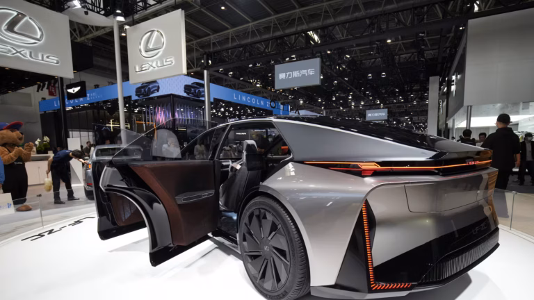 Toyota Motor planea una planta en China para fabricar vehículos eléctricos Lexus
