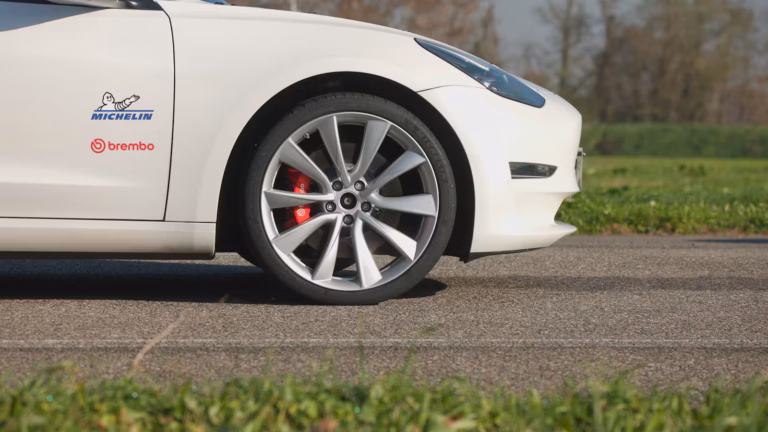 Brembo y Michelin se asocian para compartir datos y reducir la distancia de frenado hasta en 4 metros