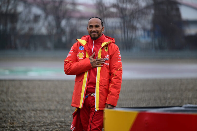 Hamilton está encantado de estar vestido rojo, los colores del il Cavallino Rampante