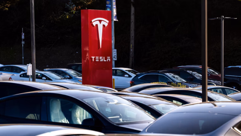 Tesla retira unos 239,000 vehículos por un problema con la cámara de visión trasera