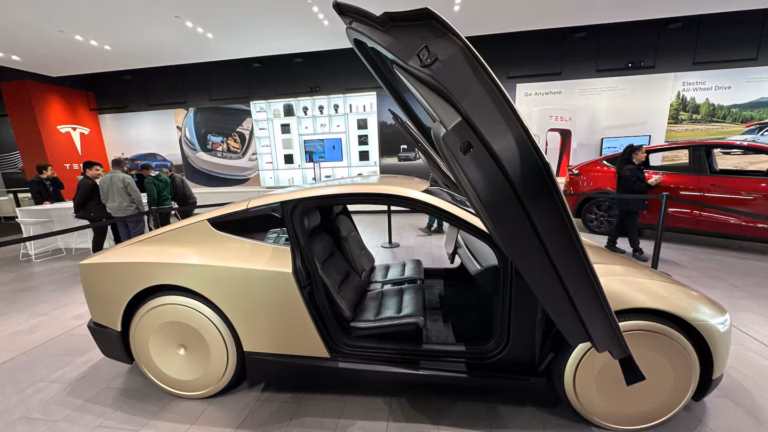 Elon Musk, dice que planea crear un servicio de robotaxi pago, el Tesla Cybercab en junio
