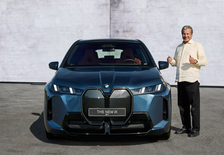 The New BMW iX 2026 incluye nuevos diseños de parrilla y faros