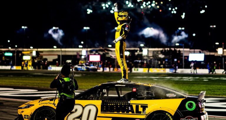 Christopher Bell logró su primera victoria de la temporada en la NASCAR Cup Series en tiempo extra