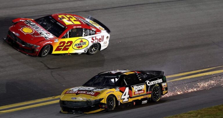 Logano fue con diferencia el más rápido pero Jeff Gordon le lanzó un ataque inesperado