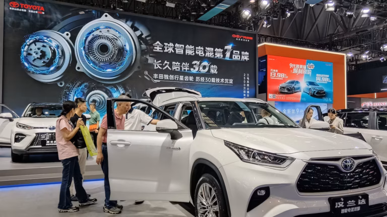 Toyota aumentará la producción de vehículos híbridos y eléctricos en Estados Unidos y China