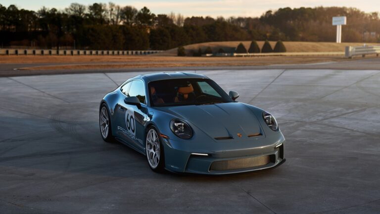 Subasta del Porsche 911 S/T de RM Sotheby’s recauda un millón de dólares para la Cruz Roja Americana