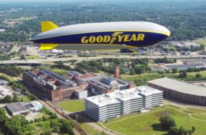 Goodyear celebró los 100 años de su famoso dirigible con neumáticos especiales