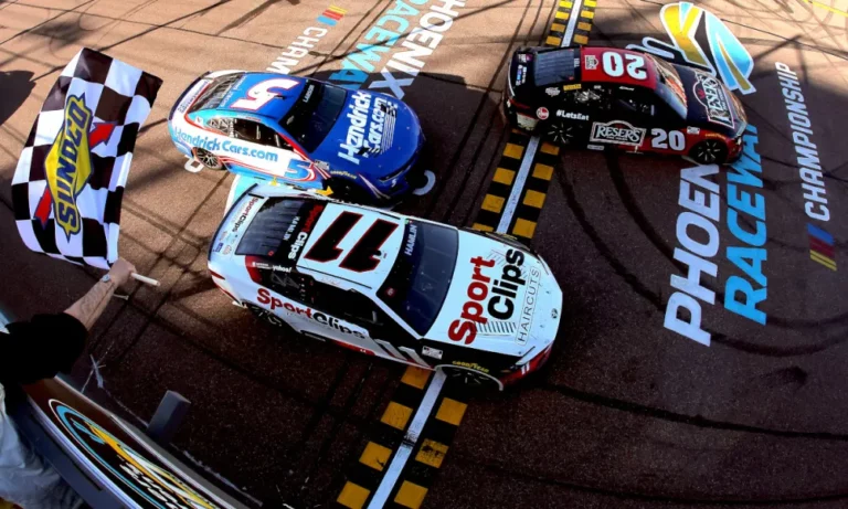 Bell mantiene a raya a Hamlin y gana la tercera carrera consecutiva de la Cup Series