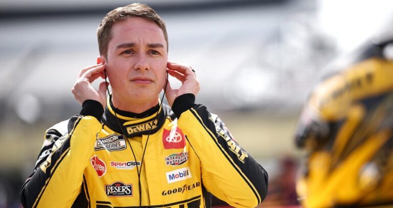 Con Christopher Bell liderando el grupo hacia la bandera verde, como parten hoy domingo en Martinsville Speedway