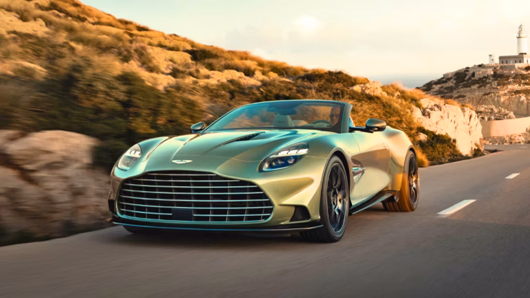 Aston Martin presenta un roadster con motor V12 biturbo