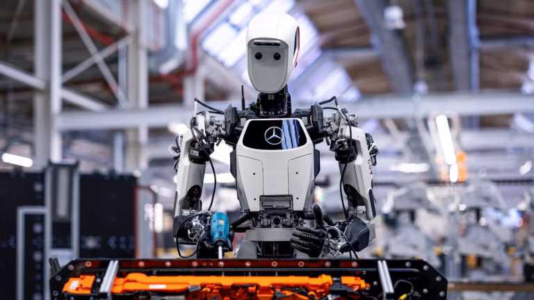 Mercedes prevé robots humanoides trabajando en las líneas de montaje de automóviles en el 2030