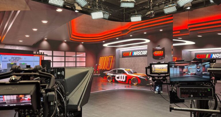 NASCAR Xfinity, The CW estrena Studio 43 de vanguardia con tecnología de realidad extendida