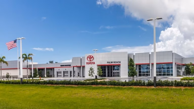 Penske Automotive monitorea aranceles y registra un aumento del 13% en ganancias netas del primer trimestre