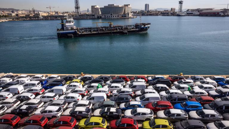 Los fabricantes de automóviles modifican los planes de producción y los precios de los vehículos a medida que entran en vigor los aranceles automotrices