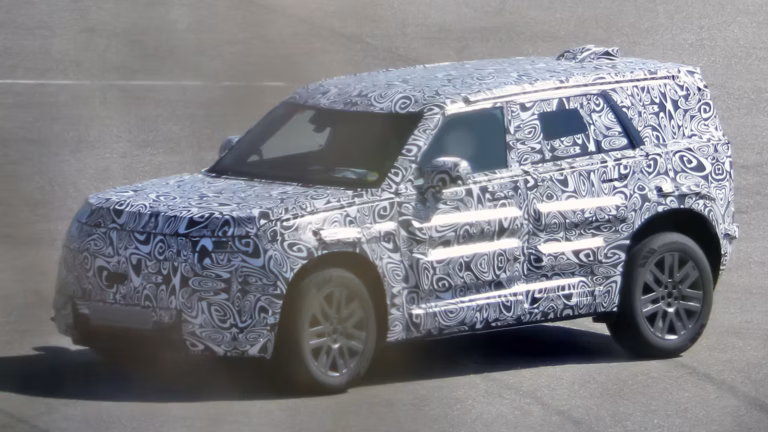 El Land Rover Defender Sport toma forma y sale a la pista
