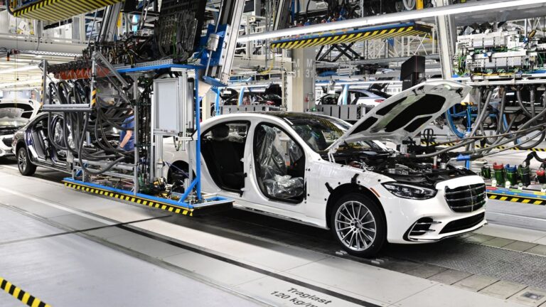 Los fabricantes de automóviles y los consumidores se preparan para las consecuencias de los Aranceles