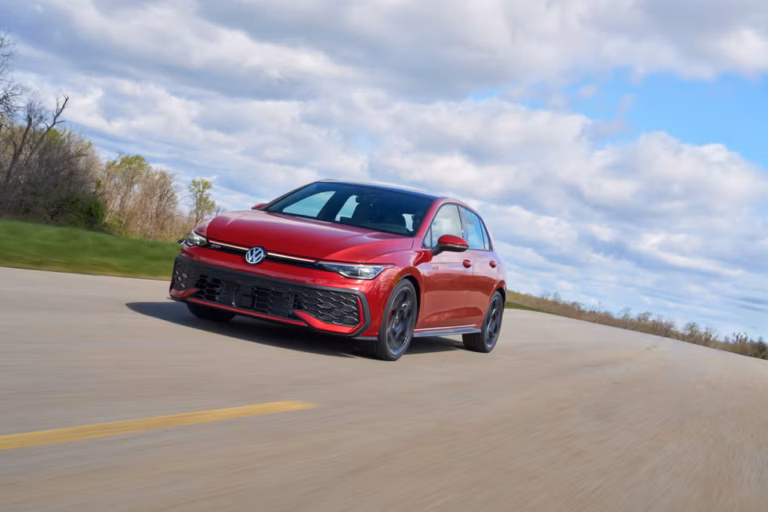 El Volkswagen Golf GTI 2025 recibe una renovación, que incluye más botones físicos y una nueva fascia delantera