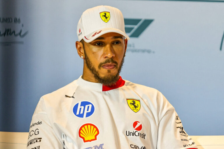 Lewis Hamilton «no disfruta» de Ferrari mientras Sebastian Vettel ofrece consejos