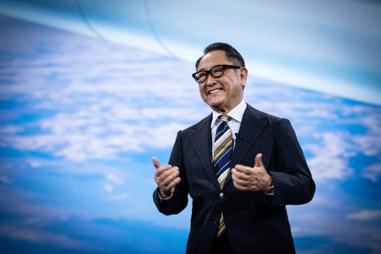 Akio Toyoda recibe el Premio al Liderazgo de la Industria de la Sociedad de Ingenieros Automotrices