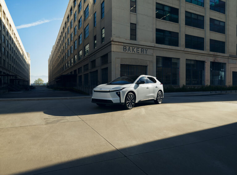 Toyota bZ4X cambia de nombre a bZ y añade autonomía, carga y actualizaciones exteriores para el 2026