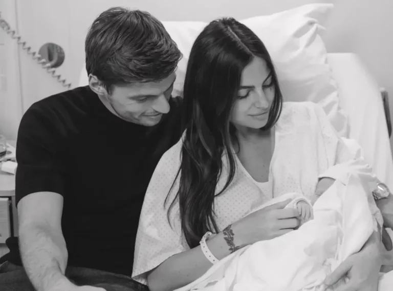 Max Verstappen y Kelly Piquet dan la bienvenida a Lily a la familia