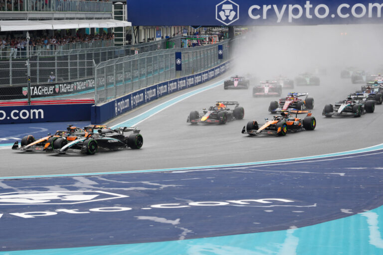 Los fanáticos miran el Gran Premio de Miami… ¡desde la otra pista de F1!