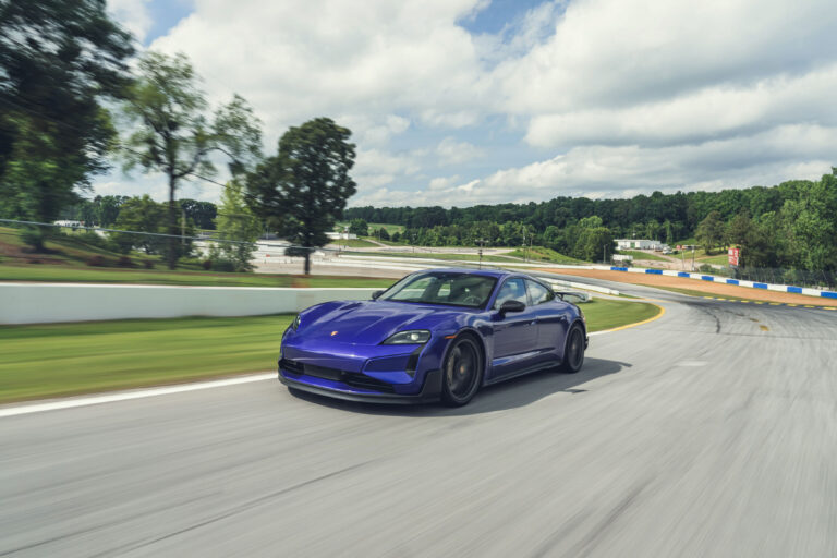 El Taycan Turbo GT establece un nuevo récord de vuelta para un vehículo eléctrico de producción en Road Atlanta