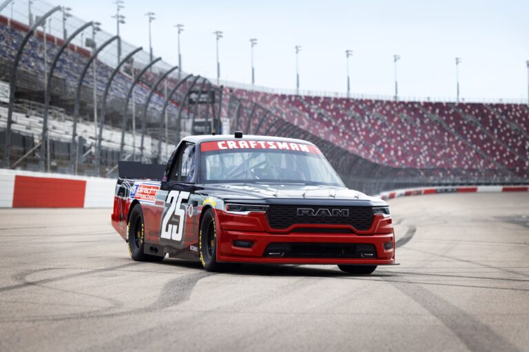 Ram está de vuelta… De vuelta al automovilismo estadounidense… Ram regresa a NASCAR