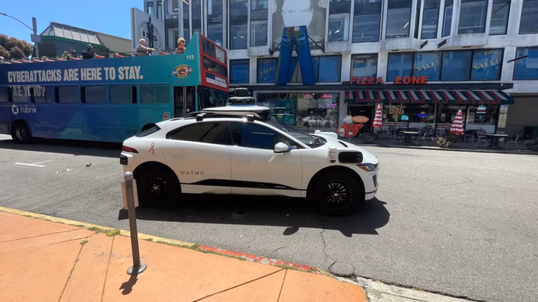 Waymo lidera la carrera por la autonomía, pero Tesla podría acortar distancias rápidamente en la competencia de los ‘pesos pesados’