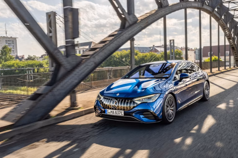 Mercedes-Benz pausa pedidos de los EQE y EQS eléctricos en EE.UU.