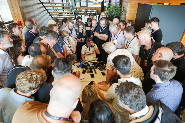 Verstappen guarda silencio ante rumores sobre su futuro y deja abierta la puerta al 2026