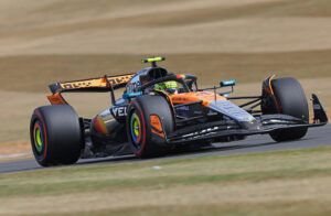 Lando Norris lidera la segunda ronda de prácticas del viernes en Silverstone, pero Ferrari y Mercedes no están lejos