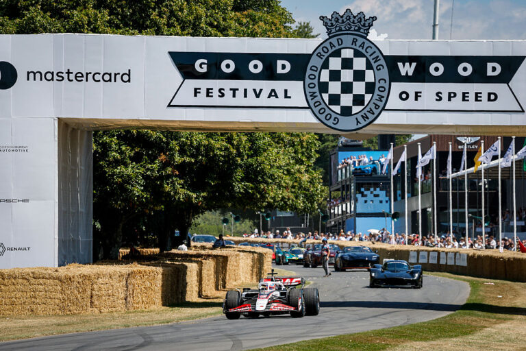 Gene Haas se sube a su propio F1 en Goodwood y vive la experiencia como piloto