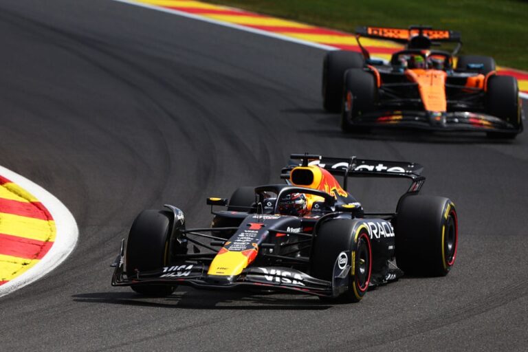Verstappen vence en el Sprint de Spa tras un duelo milimétrico con Piastri