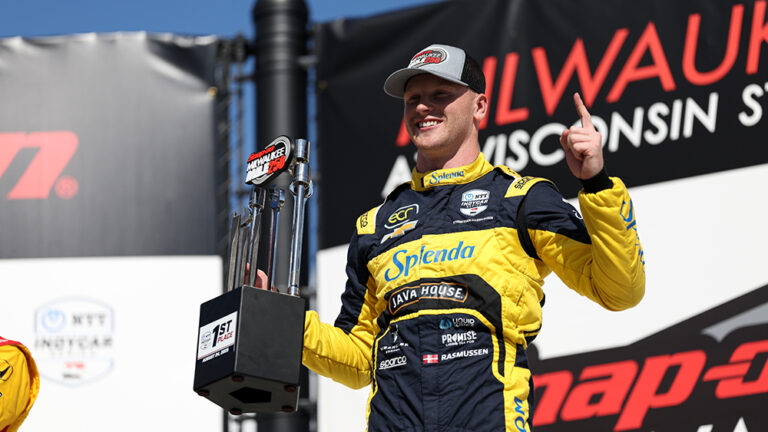 Christian Rasmussen logra su primera victoria en IndyCar en Milwaukee tras un final estratégico